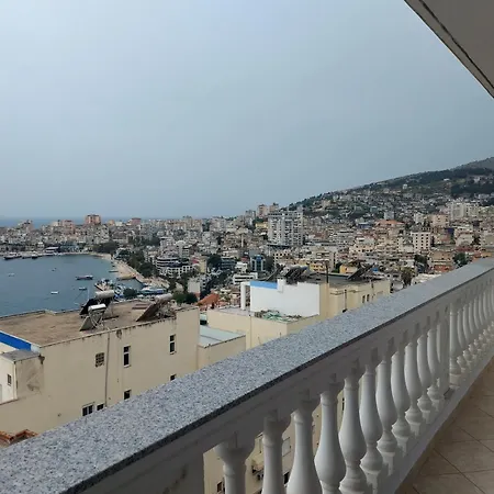 Xhuliana's Sea View דירה סרנדה